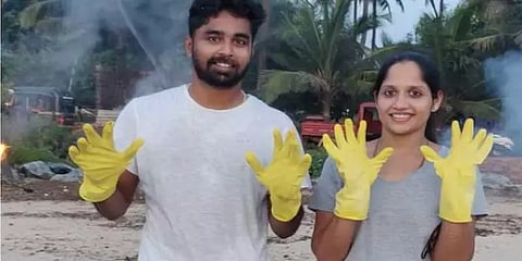 கடற்கரையை சுத்தம் செய்வதற்காக தேனிலவை ரத்து செய்த புதுமண தம்பதிகள்