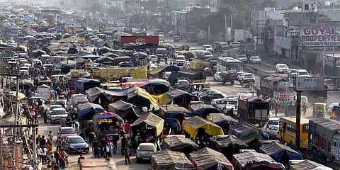 டெல்லிக்கு 1200 டிராக்டர்களில் படையெடுக்கும் மேலும் 50,000 விவசாயிகள்: வலுக்கும் போராட்டம்