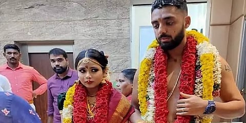 தோழியை மணந்தார் வருண் சக்கரவர்த்தி; எளிய முறையில் திருமணம்!