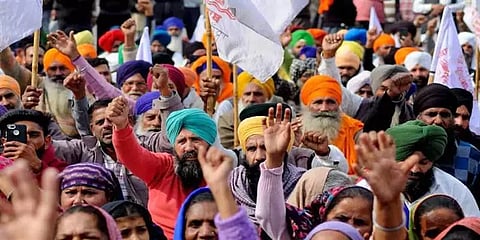 போராட்ட பின்புலம்: சந்தேகம் கிளப்பும் அமைச்சர்கள்; "அரசியலற்றது" எனும் விவசாயிகள்!