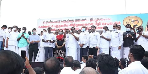 சென்னை: சுங்கச்சாவடிகளை அகற்ற வலியுறுத்தி திமுக போராட்டம்