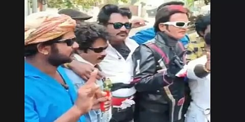 ரஜினியின் திரைப்பட கெட்டப்புகளில் போயஸ் கார்டனில் குவிந்த ரசிகர்கள்!