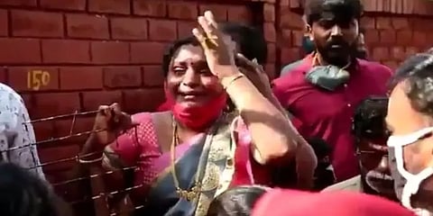 ’சூப்பர் ஸ்டார் உங்க ஃபேன் வந்திருக்கேன்.. வாங்க’: ரஜினி வீட்டு வாசலில் கதறி அழுத ரசிகை!