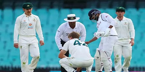 ஆஸி.,பவுலரின் தலையை தாக்கிய பந்து.. பேட்டை வீசிவிட்டு ஓடிச்சென்று உதவிய சிராஜ்!