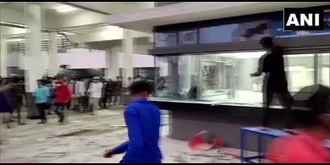 கர்நாடகா: தொழிலாளர்களால் அடித்து நொறுக்கப்பட்ட ஆப்பிள் ஐபோன் உற்பத்தி தொழிற்சாலை