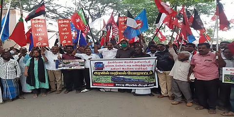ஊட்டி மலை ரயிலை முழுமையாக அரசே இயக்க வேண்டும் : எஸ்டிபிஐ கட்சியனர் ரயில் மறியல்