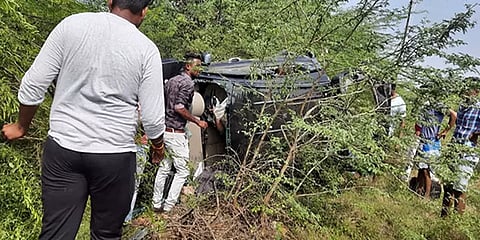 புதுக்கோட்டை: ஓட்டுனரின் கட்டுப்பாட்டை இழந்த கார் - சாலையில் கவிழ்ந்து 3 பேர் உயிரிழப்பு