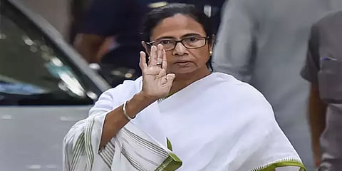 3 ஐபிஎஸ் அதிகாரிகளை விடுவிக்க மம்தா மறுப்பு: நீடிக்கிறது மேற்கு வங்கம்- மத்திய அரசு மோதல்