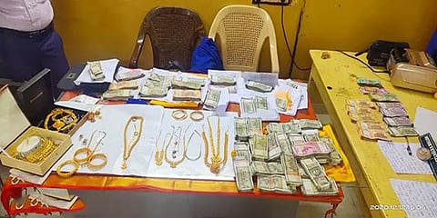 விருதுநகர்: போக்குவரத்து அலுவலகத்தில் ரூ.25 லட்சம் பணம், 100 சவரன் நகைகள் பறிமுதல்