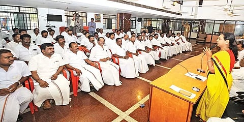 மதுபானக்கடைகளை மூட வலியுறுத்தி தேமுதிக கூட்டத்தில் தீர்மானம் !