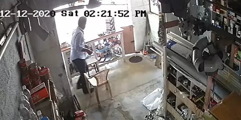 தேனி: பட்டப்பகலில் கடைக்குள் புகுந்து சாவகாசமாக திருடிச்சென்ற மர்ம நபர் - போலீசார் விசாரணை