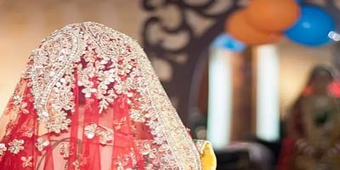 நடனமாட இழுத்த மணமகனின் நண்பர்கள்: திருமணத்தையே நிறுத்திய மணப்பெண்!