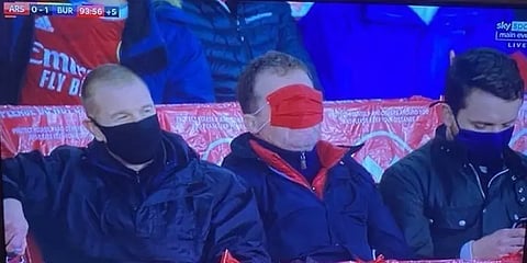 இப்படியும் மாஸ்க் அணியலாமே! கால்பந்தாட்டப் போட்டியில் சுவாரஸ்யம்