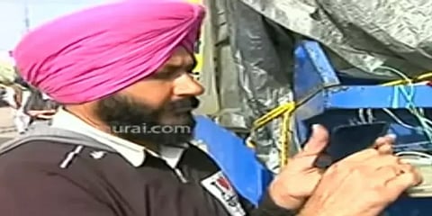 டெல்லி போராட்டக் களத்தில் எளிய முறையில் மின்சாரம் தயாரித்து வழங்கும் விவசாயி