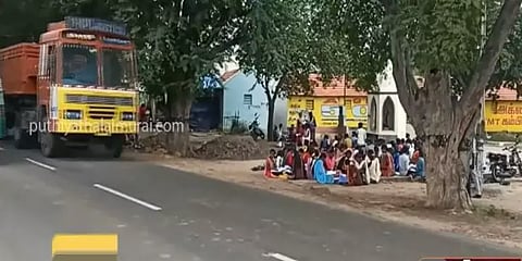 பெரம்பலூரில் பாதுகாப்பின்றி சாலையில் அமர்ந்து தேர்வு எழுதிய அரசுக் கல்லூரி மாணவர்கள்!