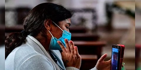 கொரோனா மருத்துவமனைகளில் ஸ்மார்ட்போன்கள்... ஸ்மார்ட்டாக யோசித்த மும்பை மருத்துவர்கள்