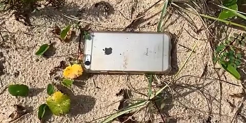 2000 அடி உயரத்தில் பறந்த விமானத்தில் இருந்து கீழே விழுந்தும் பாதிப்படையாத ஐபோன்!