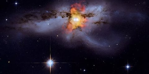 இரண்டு கருந்துளைகள் இணையும் அதிசய புகைப்படத்தை வெளியிட்டது நாசா!