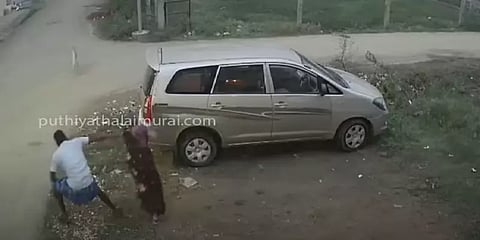 காட்பாடி: நடந்து சென்ற பெண்ணை கீழே தள்ளி கழுத்திலிருந்த தங்க நகை பறிப்பு - வீடியோ