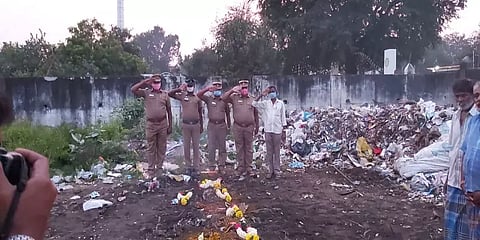 ஆதரவற்றோர் உடல்களை அடக்கம் செய்து மரியாதை செலுத்திய காவலர்கள்... குவியும் பாராட்டுகள்!