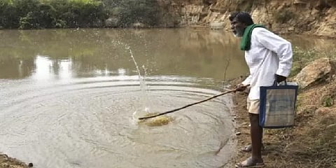 'சொந்த செலவில் 16 குளங்கள்' - உயிரினங்களின் தாகம் தீர்க்கும் விவசாயி!