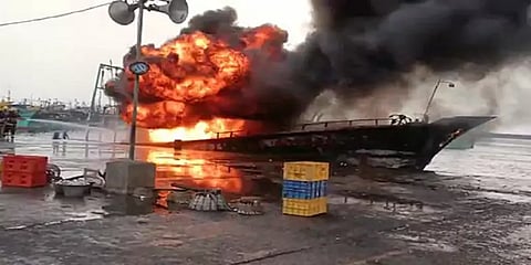 சென்னை காசிமேட்டில் தீப்பற்றி எரிந்த விசைப்படகு: போராடி அணைத்த தீயணைப்புத் துறையினர்!