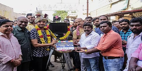 சந்தானத்துடன் கைகோக்கும் கைதி பட இசையமைப்பாளர் - தந்தை மகன் சென்டிமென்ட் படம்