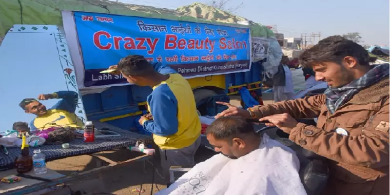 ஃப்ரீ கட்டிங் அண்ட் சேவிங்: போராட்டக் களத்தில் சலூன் கடை திறந்த இளைஞர்