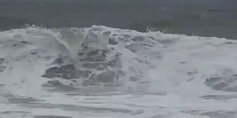 கடல் அலையில் சிக்கிய மாணவன் - காப்பாற்ற சென்ற யோகா ஆசிரியர் உயிரிழந்த பரிதாபம்