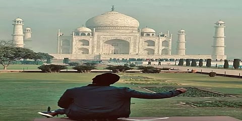தாஜ்மஹாலில் தனுஷ்! வைரலான புகைப்படம்