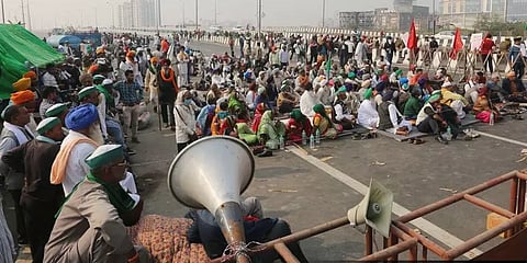 14 வழிகளிலும் மறியல்: டெல்லி நுழைவு வாயிலில் டிராக்டர்களை நிறுத்தி விவசாயிகள் முற்றுகை!