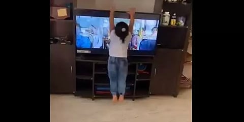 டிவியை பார்த்து நடனமாடிய சிறுமி; நடன குஷியால் பறிபோன டிவி - வைரல் வீடியோ!