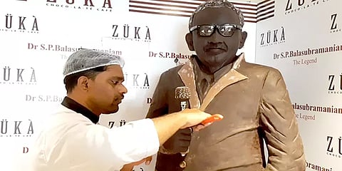 புதுச்சேரி: 339 கிலோ எடை, 5.8 அடி உயரத்தில் எஸ்.பி.பி-யின் தத்ரூப சாக்லெட் சிலை