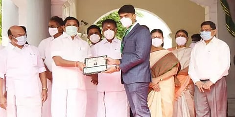 மாற்றுத்திறனாளிகளுக்கான சேவை; சிறந்த மாவட்ட ஆட்சியராக சந்தீப் நந்தூரிக்கு விருது