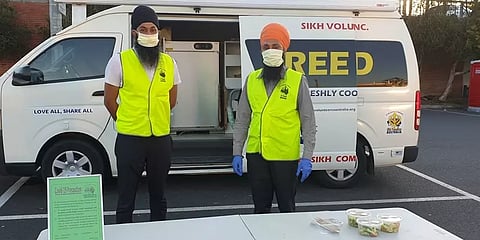 இங்கிலாந்து எல்லையில் தவிக்கும் லாரி டிரைவர்களுக்கு உணவு வழங்கிய சீக்கியர்கள்!