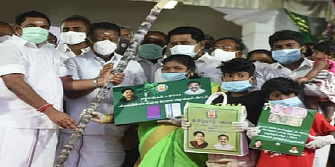 பொங்கல் பரிசு வாங்க போறீங்களா: இதையும் கவனத்தில் வச்சிக்கோங்க!