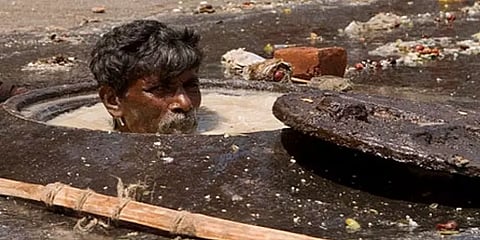 'மனிதக் கழிவுகளை அகற்றுவோருக்கு உங்களால் மறுவாழ்வு சாத்தியம்!' - அரசின் செயலி அறிமுகம்