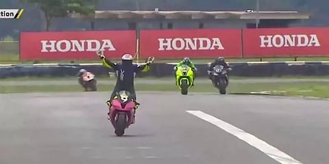 பந்தய கோட்டை கடப்பதற்கு முன்னதாகவே கொண்டாட்டம் - பைக் ரேஸருக்கு நேர்ந்த பரிதாபம்