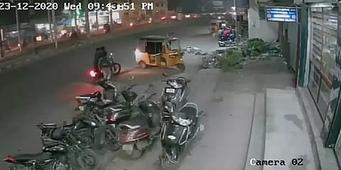 கோவை: சிறுவனிடம் செல்போனை பறித்துச் சென்ற மர்ம நபர்கள்