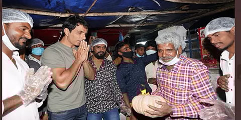 ரசிகரின் ஃபாஸ்ட் ஃபுட் கடைக்கு திடீர் விசிட்... இன்ப அதிர்ச்சி கொடுத்த சோனு சூட்!