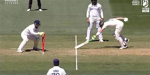 இது அவுட் இல்லையா? - இந்திய வீரர்களை கடுப்பேற்றிய மூன்றாம் நடுவரின் முடிவு!