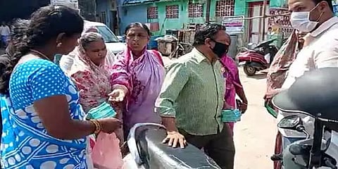 'கிடைக்குமோ, கிடைக்காதோ...' - மதுரையில் பொங்கல் பரிசு டோக்கன் பெறுவதில் தள்ளு முள்ளு