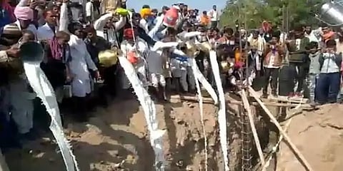 கோயில் அஸ்திவார பூஜையில் 11 ஆயிரம் லிட்டர் பால், தயிர் ஊற்றிய பக்தர்கள்!