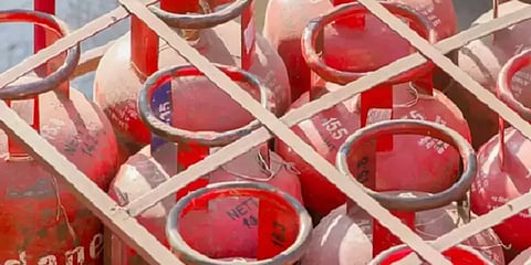 'மானியம் என்னும் மாயை' - எல்.பி.ஜி சிலிண்டர் விலை நிர்ணயிக்கப்படுவது எப்படி?