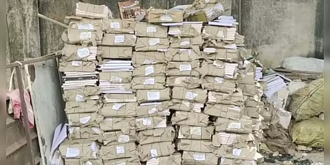 பழைய இரும்புக் கடையில் இலவச பள்ளிப் புத்தகங்கள் விற்பனை: பள்ளிக் கல்வித்துறை ஊழியர் கைது