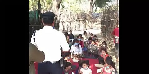 40க்கும் மேற்பட்ட ஏழை சிறுவர்களுக்கு ஆசிரியராக மாறிய காவலர்: உதவும் சக காவலர்கள்!