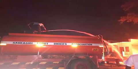 சேலம்: மின்கம்பியில் உரசி தீப்பற்றி எரிந்த லாரி; போக்குவரத்து பாதிப்பு