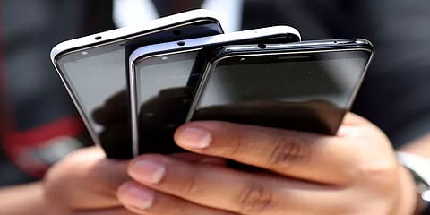 எதிர்ப்புகளுக்கு நடுவே இந்தியாவில் கொடிகட்ட பறந்த சீன செல்போன்கள் விற்பனை - ஆய்வில் தகவல்