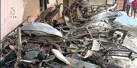 சென்னை: திருமணத்தை மீறிய உறவு... பழிவாங்க வைத்த தீயில் 6 வாகனம் எரிந்து சேதம்