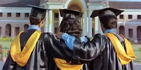 இந்தியாவின் டாப் ரேங்க் மாணவர்கள் நாட்டை விட்டு வெளியேறும் போக்கு அதிகரிப்பது ஏன்?